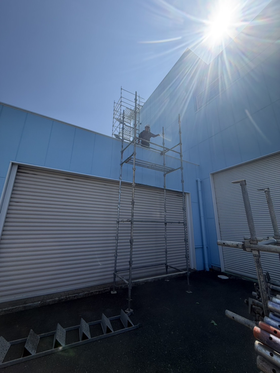 浜松市中央区大久保町 折半屋根上昇降足場工事の様子1