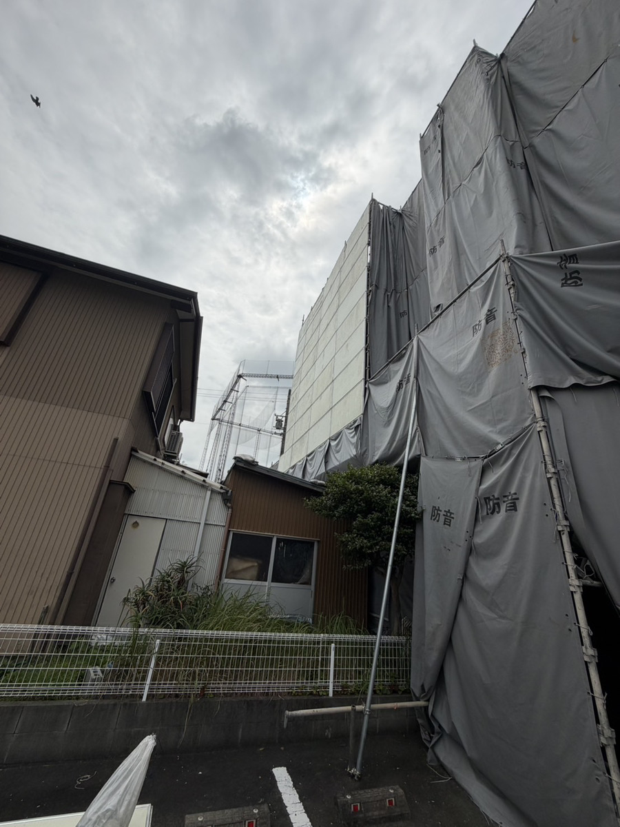 浜松市中央区安松町 内側への防音シート張りの様子