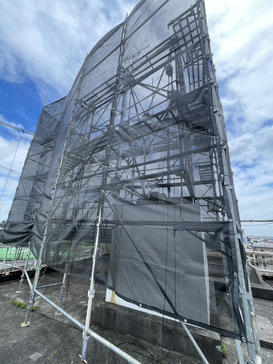 浜松市中央区安松町 鉄塔部分のメッシュシート設置の様子1