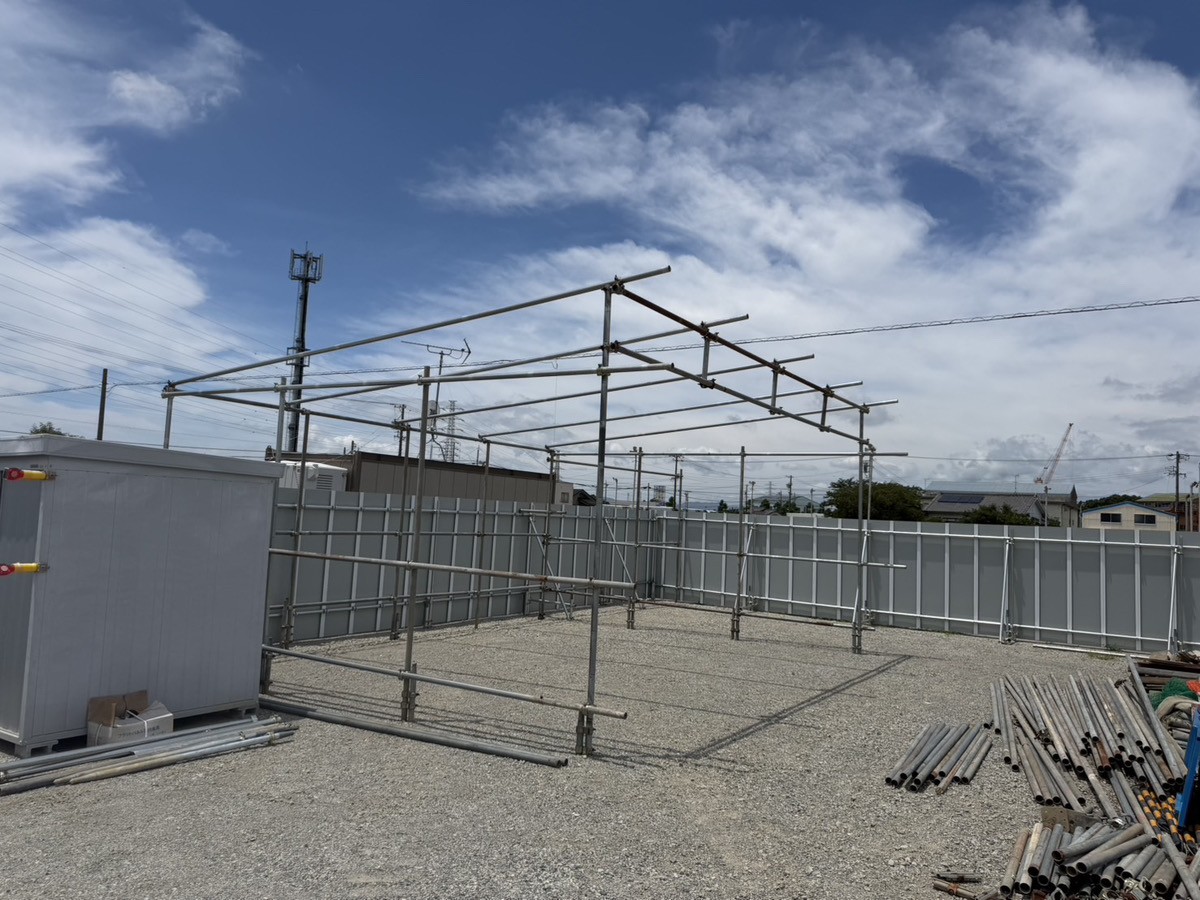 浜松市中央区西丘町 パネルのレベル合わせ・小屋の組み上げの様子
