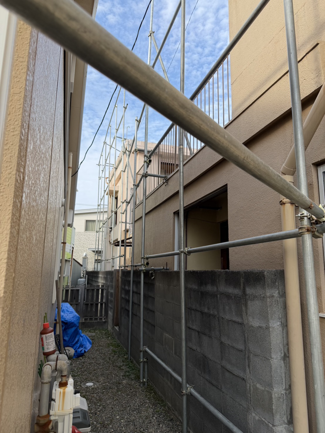 浜松市中央区向宿 防音シート骨組み拡張作業の様子