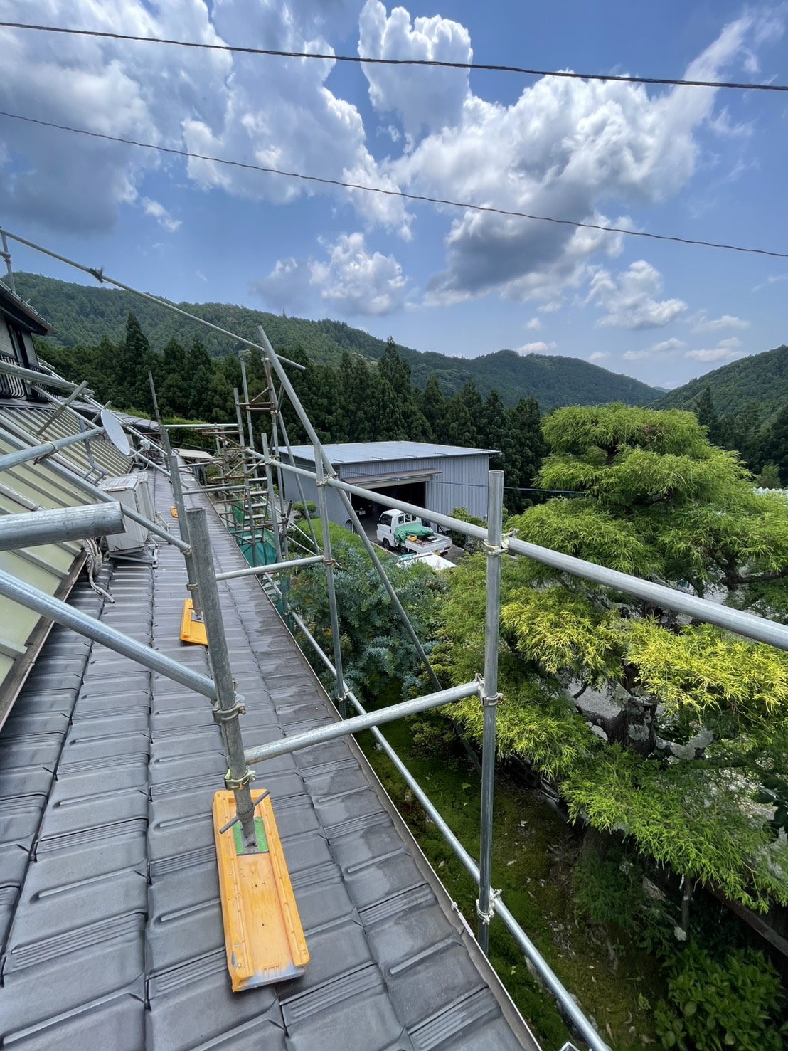 屋根足場の設置状況