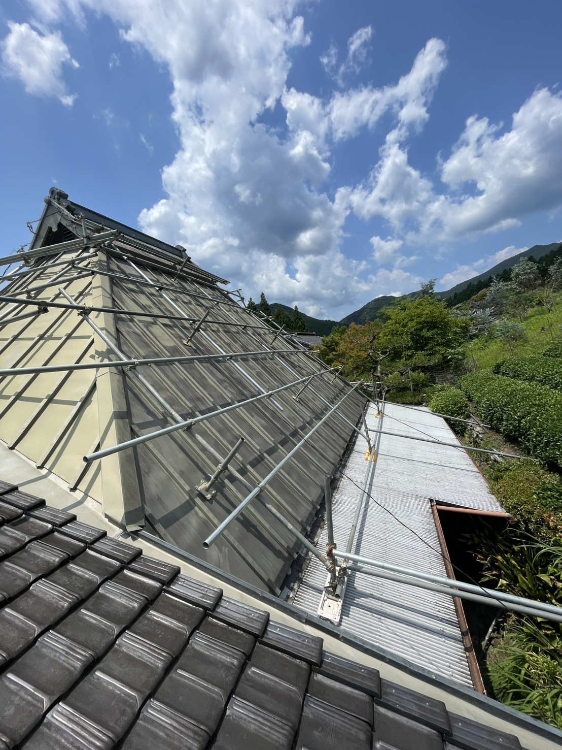 屋根まわりの足場状況
