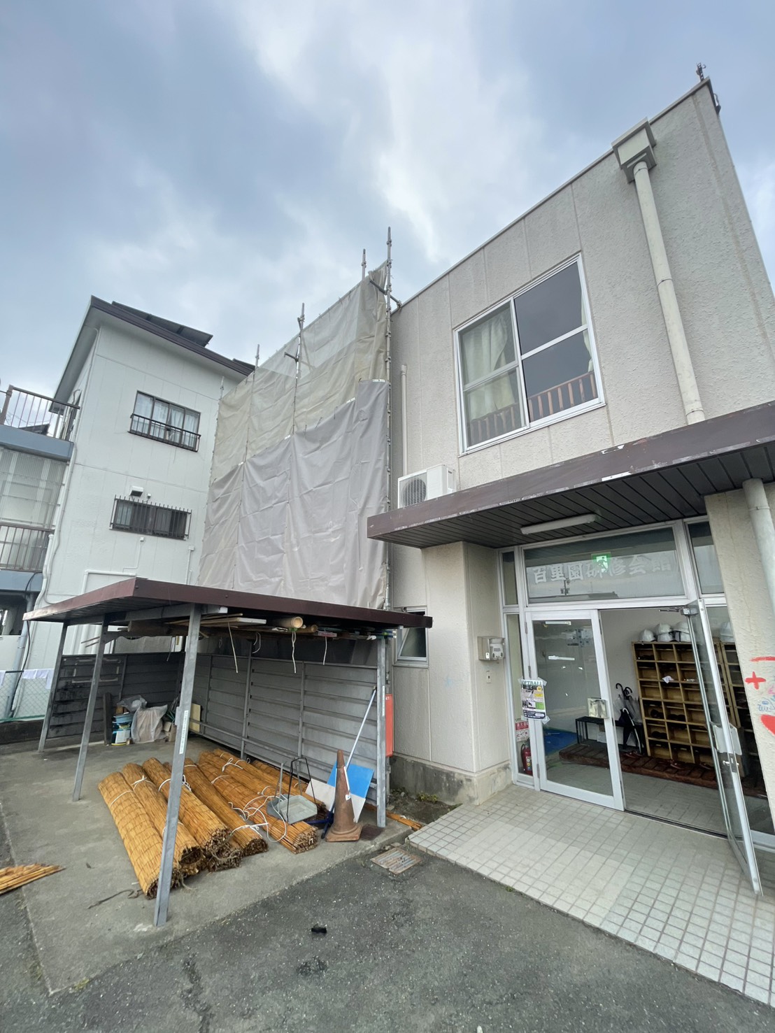 メッシュシート設置作業の様子