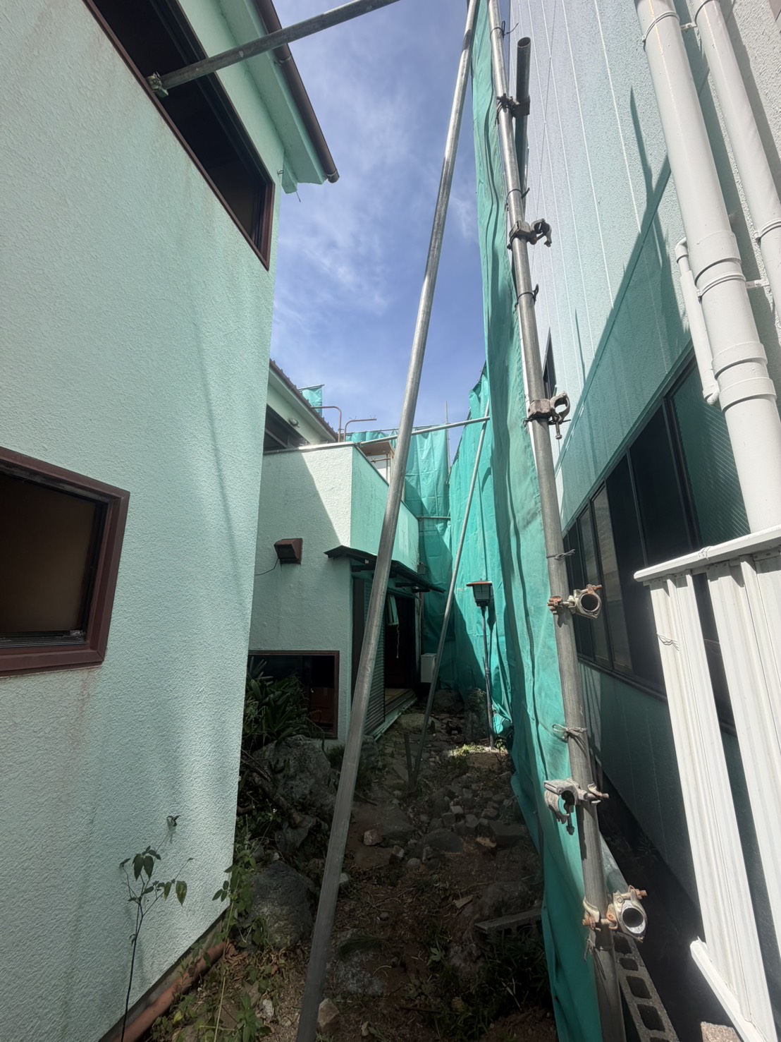 浜松市中央区元目町 メッシュシート設置工事の様子1