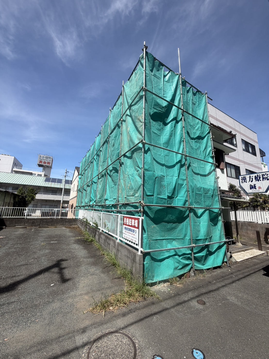 浜松市中央区元目町 メッシュシート設置工事の様子2