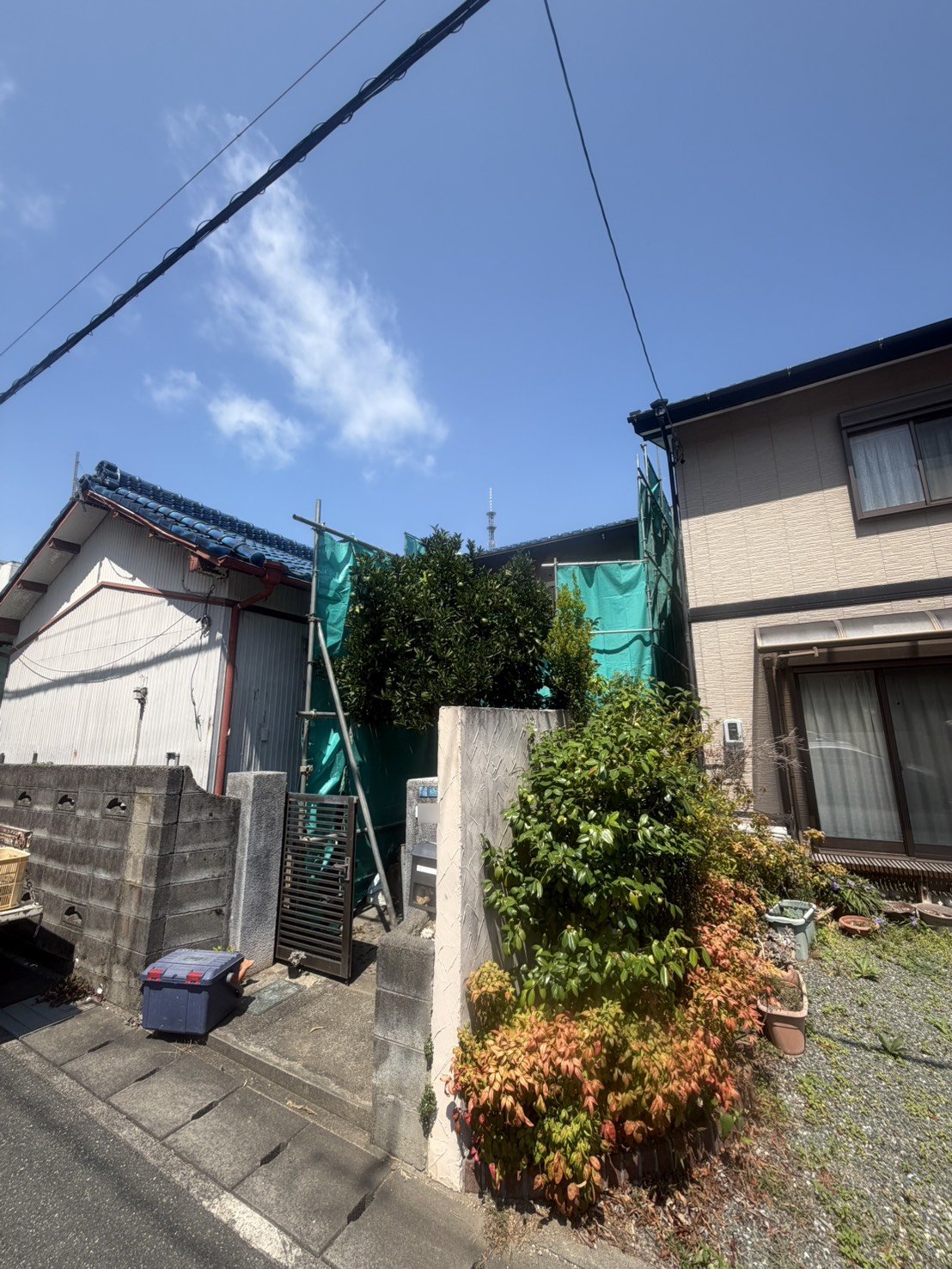 浜松市中央区城北 メッシュシート設置工事の様子1