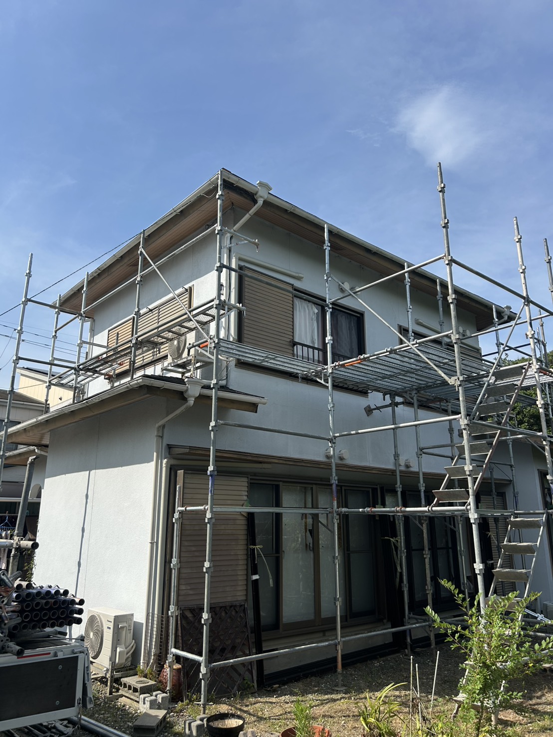 足場組み上げ完了時の建物外観