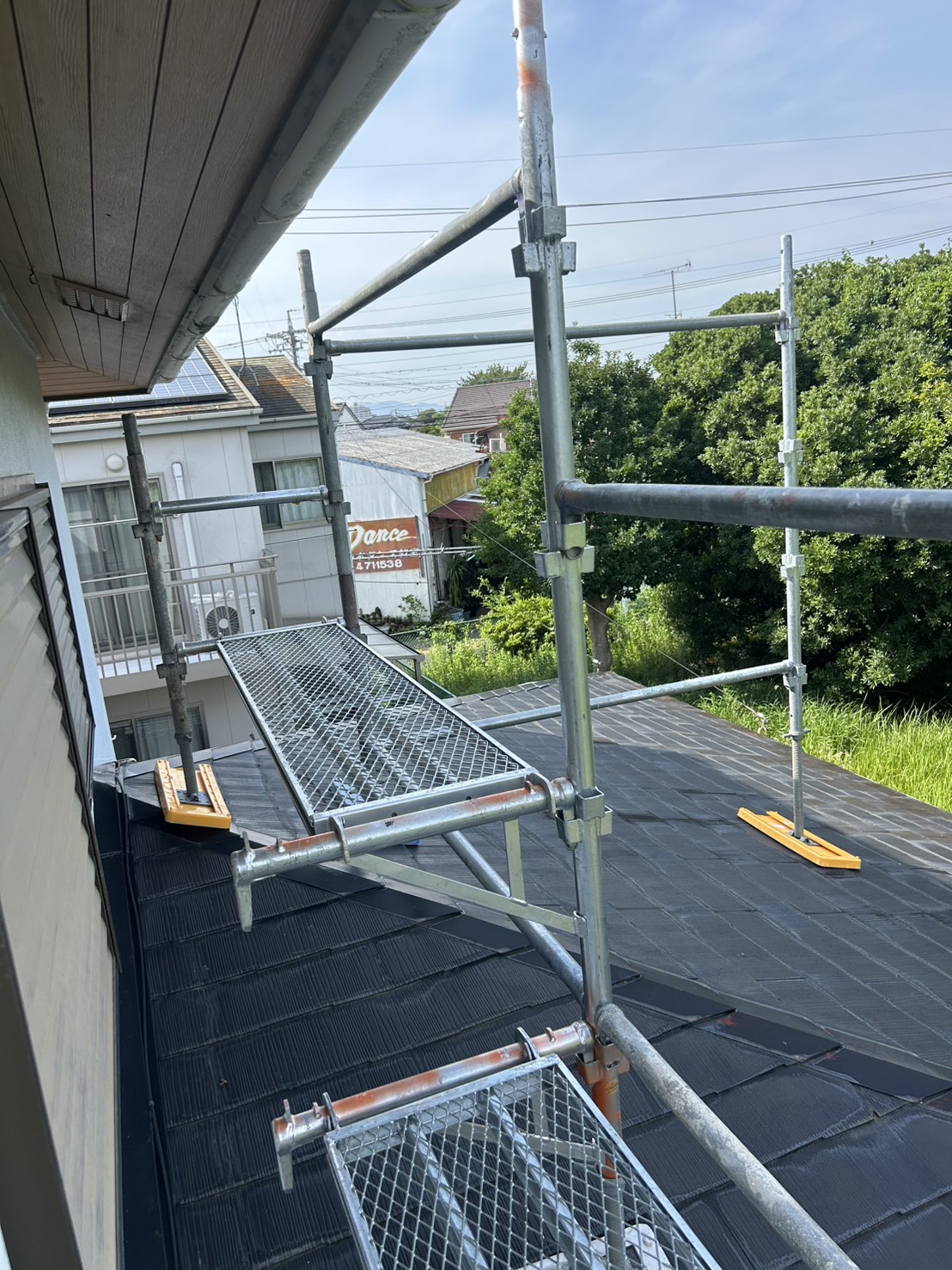 足場と屋根まわりの状況