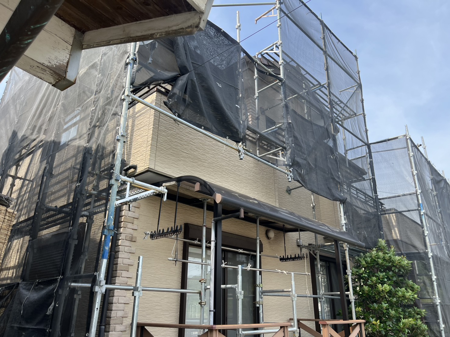 足場と建物の様子